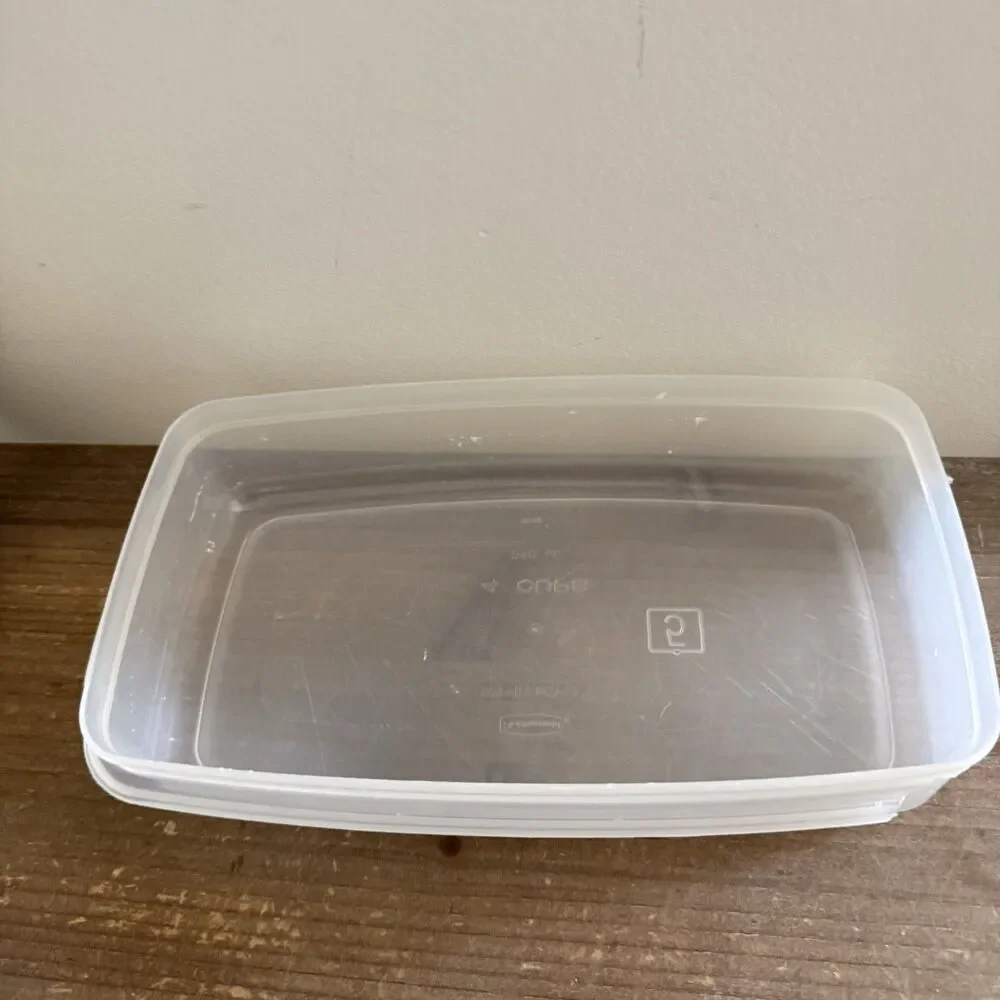 Vintage Rubbermaid Almond Rectangle #5  4 Cups Serving Saver Container